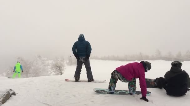 Rusia Magnitogorsk Baño de esquí 15 / 11 / 2016 Snowboarders en la parte superior de la pista . — Vídeos de Stock