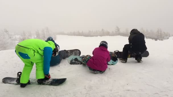 Rusia Magnitogorsk Baño de esquí 15 / 11 / 2016 Snowboarders en la parte superior de la pista . — Vídeo de stock