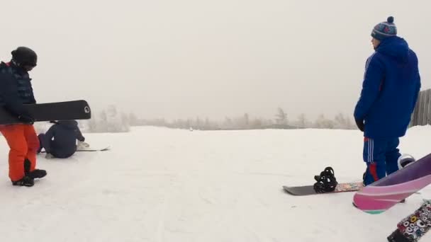 Russia Magnitogorsk Ski Bath 15/11/2016 Snowboarders on the Top of the Slope. — Stock Video