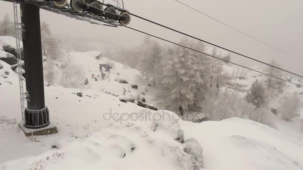 Ascensor de esquí Movimiento de coches en una cima de la montaña — Vídeos de Stock