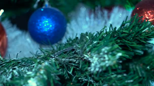 Рождественская елка с украшениями Фон Bokeh освещения — стоковое видео