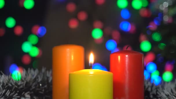 Velas de Natal iluminam a magia. Fundo Bokeh luzes coloridas . — Vídeo de Stock