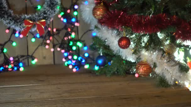 Weihnachtsgeschenke erscheinen wie von Zauberhand unter dem Baum — Stockvideo