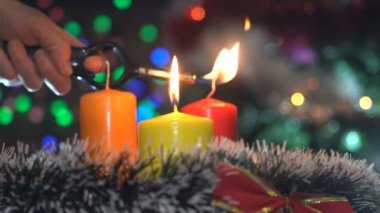 Bir kadın eli yakın Noel mum yanar