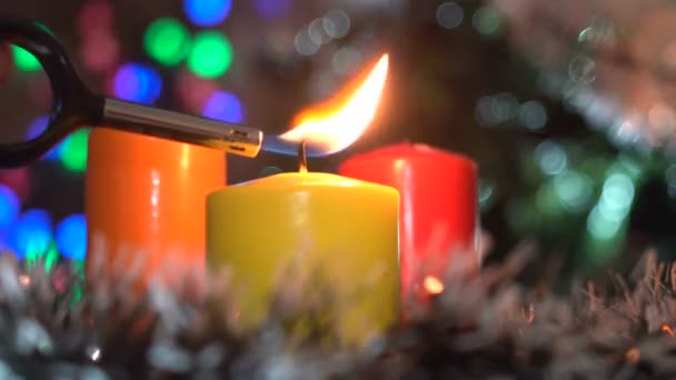 Boże Narodzenie świeca zapala kobiece strony Zamknij się — Wideo stockowe