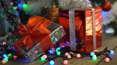 Noel hediyeleri Noel ağacı yakın çekim kamera altında parlak ışıklar arka plan Bokeh hareket