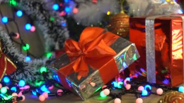 Noel hediyeleri Noel ağacı yakın çekim kamera altında parlak ışıklar arka plan Bokeh hareket