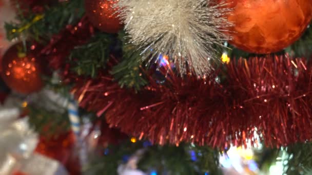 Χριστουγεννιάτικα δώρα κάτω από το δέντρο κίνηση της κάμερας — Αρχείο Βίντεο