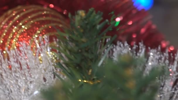 Decoración de bolas de árbol de Navidad movimiento de la cámara en los regalos — Vídeos de Stock
