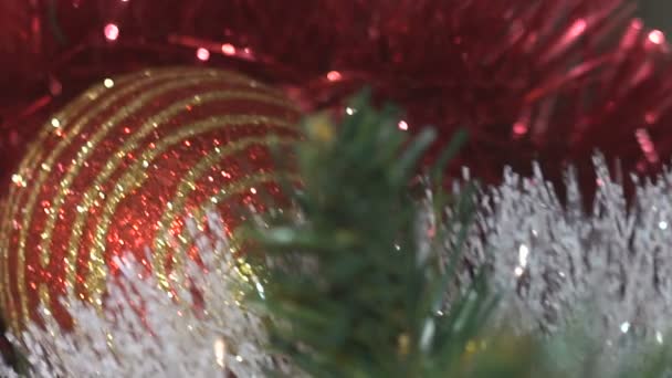 Decoración de bolas de árbol de Navidad Movimiento de la cámara hacia abajo en los regalos — Vídeos de Stock