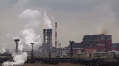 Atmosferik hava kirliliği endüstriyel duman şimdi. Boru çelik fabrikası. Kalın duman ve Buhar çelik üretim atölyeleri.