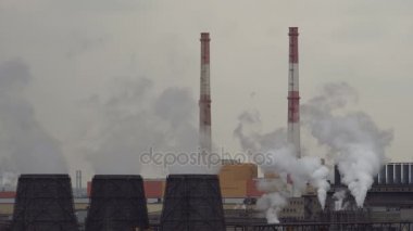 Küresel hava kirliliği emisyonları duman bitki. Çevresel suç. Kimyasal Endüstriyel atık doğası zehirlenmesi. Boru üretim tesisimiz