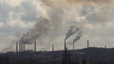Küresel hava kirliliği emisyonları duman bitki. Çevresel suç. Kimyasal Endüstriyel atık doğası zehirlenmesi. Boru üretim tesisimiz