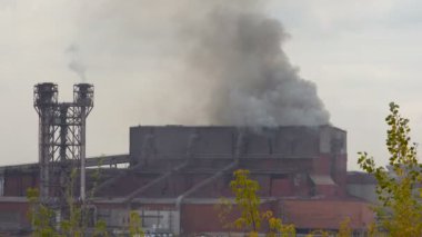 Küresel hava kirliliği emisyonları duman bitki. Çevresel suç. Kimyasal Endüstriyel atık doğası zehirlenmesi. Boru üretim tesisimiz