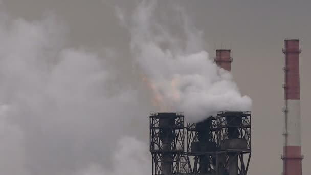 Atmosferische luchtverontreiniging door emissies van industriële rook nu. Pijpen staalbedrijf. Dikke rook en stoom voor staalproductie Workshops. — Stockvideo