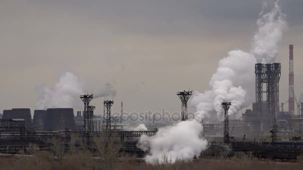 工業煙から今大気汚染が。パイプの鋼鉄植物。厚い煙や蒸気の鉄鋼生産ワーク ショップ. — ストック動画