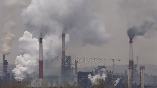 Atmosférické znečištění ovzduší z průmyslových kouř nyní. Potrubí ocelárny. Hustý kouř a pára z oceli výrobní dílny.