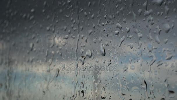 Gotas de lluvia corriendo por el fondo de vidrio cielo nublado — Vídeo de stock