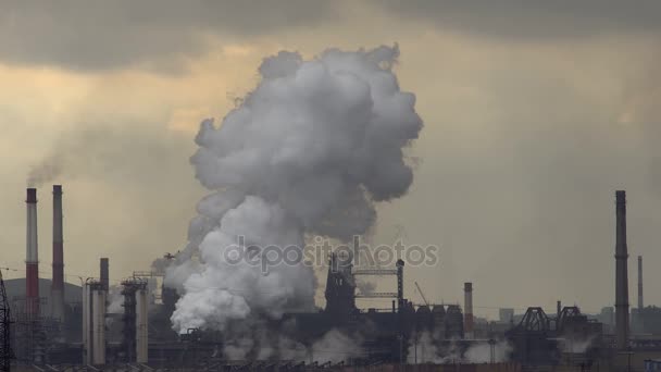 담배 식물의 세계적인 공기 오염 방출입니다. 환경 범죄입니다. 화학 산업 폐기물의 자연 중독 파이프 생산 공장 — 비디오