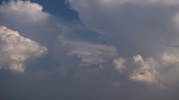 Taymlaps Hermosas nubes de cúmulos en verano acercándose a la tormenta — Vídeo de stock