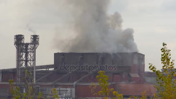 Emissões Globais de Poluição do Ar de Smoke Plant. Crime Ambiental. Envenenando a natureza dos resíduos químicos industriais. Fábrica de produção de tubos — Vídeo de Stock