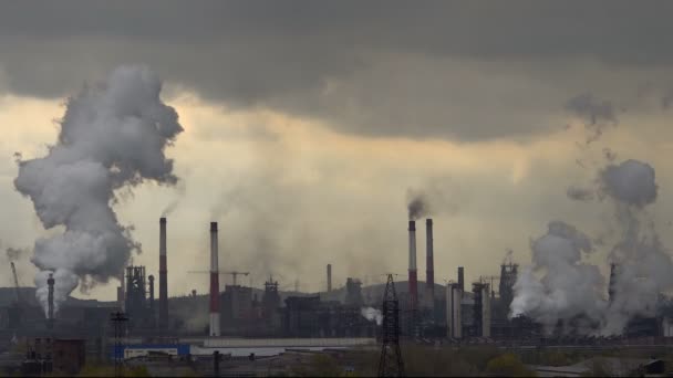 Global Air Pollution Emissions of Smoke Plant. Crime environnemental. Intoxication de la nature des déchets chimiques industriels. Tuyaux usine de production — Video