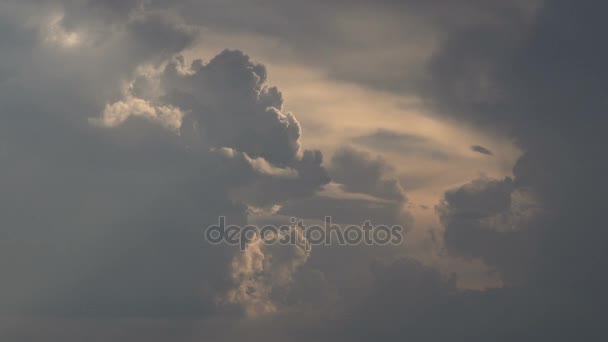 Taymlaps mooie Cumulus wolken in de zomer nadert Storm — Stockvideo