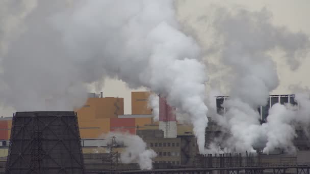 煙工場のグローバル大気汚染排出。環境犯罪。化学産業廃棄物の性質を中毒します。パイプ生産工場 — ストック動画