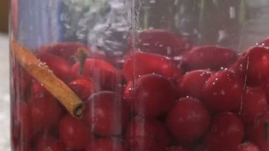 Makro kırmızı kiraz çilek kompostosu cam kavanozda