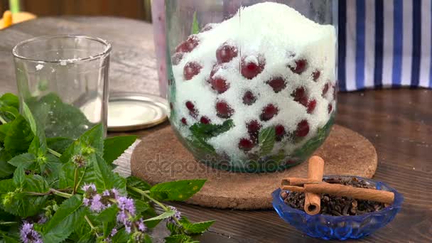 Voorbereiding van Compote van kersen in een glazen pot thuis — Stockvideo