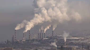 Fabrika bacaları duman. Ekolojik sorun.