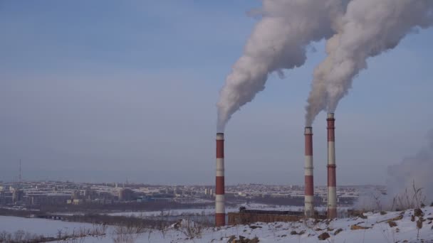 Tubi di fabbrica su uno sfondo di inquinamento atmosferico urbano — Video Stock