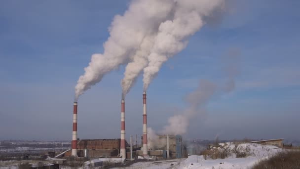 Tuberías de fábrica sobre un fondo de contaminación del aire de la ciudad — Vídeos de Stock