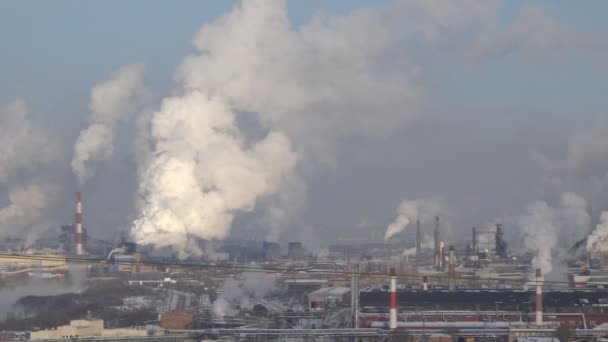 Emissies in de luchtvervuiling van de rook van een grote fabriek — Stockvideo