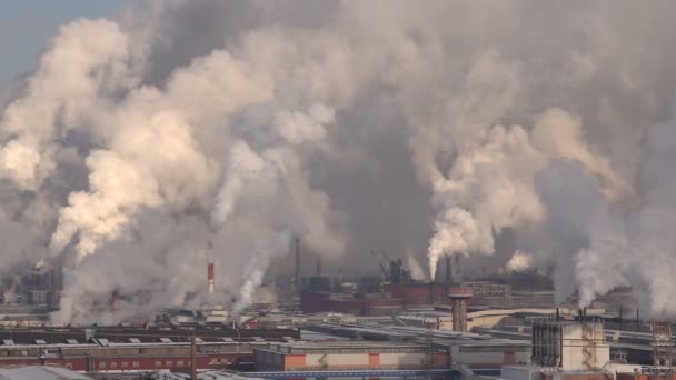 Emissies in de luchtvervuiling van de rook van een grote fabriek — Stockvideo