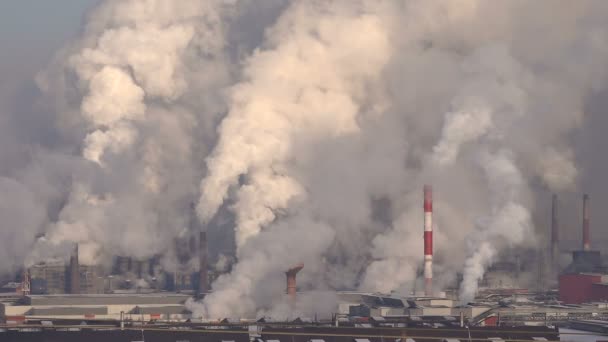 Emisí znečišťujících ovzduší velké továrně kouře — Stock video