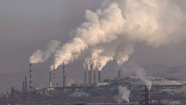 Βιομηχανική επιχείρηση σωλήνες εκπέμπουν καπνό ατμοσφαιρικής ρύπανσης. — Αρχείο Βίντεο