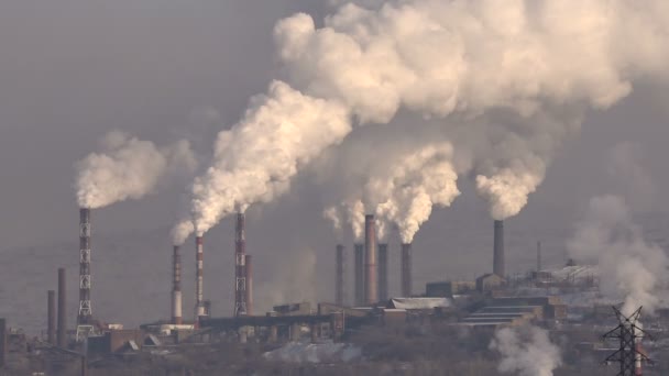 Poluição do ar de Pipes Industrial Enterprise Emit Smoke . — Vídeo de Stock