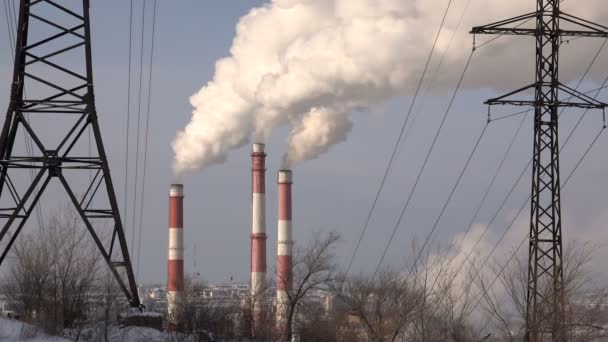 Η ατμοσφαιρική ρύπανση. Γκρο πλαν του σωλήνα καπνού εκπομπής. — Αρχείο Βίντεο