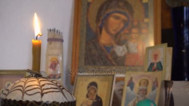 Paskalya mumlar yaktı Aziz simgeler