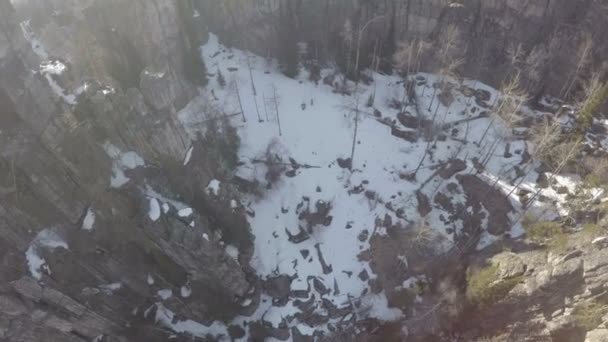 Fotografía aérea Hermosas rocas en las montañas. Primavera temprana, día soleado . — Vídeos de Stock