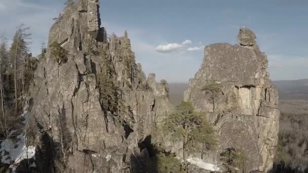 Fotografía aérea Hermosas rocas en las montañas. Primavera temprana, día soleado . — Vídeos de Stock