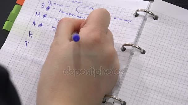 Hand Mädchen schreibt einen Stift in ein Notizbuch in Nahaufnahme — Stockvideo