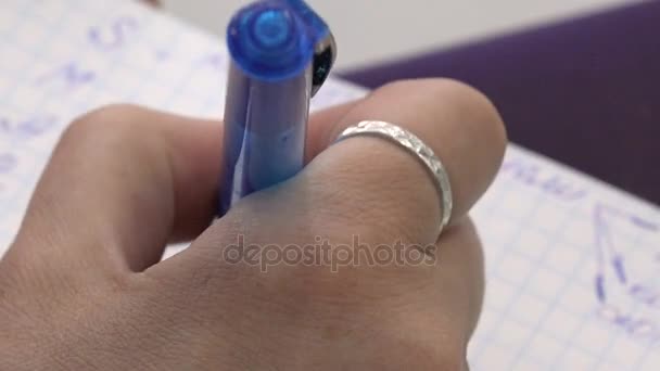 Hand meisje schrijft een Pen In een notitieblok close-up — Stockvideo