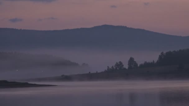 Туман над гірського озера перед сходом сонця проміжок часу — стокове відео