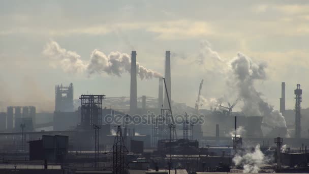 Contaminación atmosférica por emisiones de tubos de fábrica — Vídeo de stock