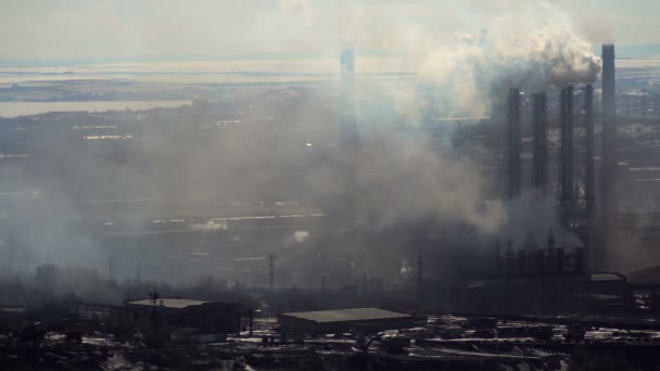 Contaminación atmosférica por emisiones de tubos de fábrica — Vídeo de stock