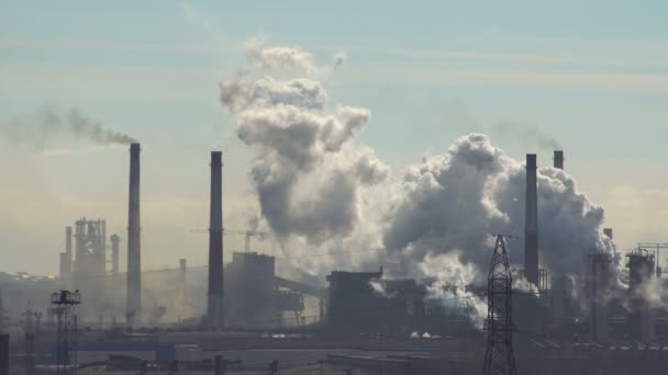Contaminación del humo por emisiones de una planta metalúrgica — Vídeo de stock