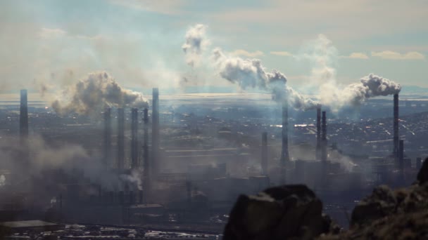 Luchtverontreiniging door de uitstoot van de pijp van de fabriek — Stockvideo