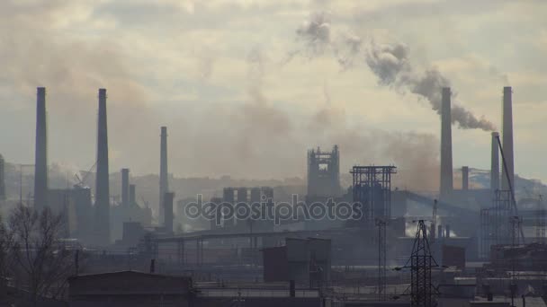 Poluição do fumo por emissões provenientes de uma instalação metalúrgica — Vídeo de Stock